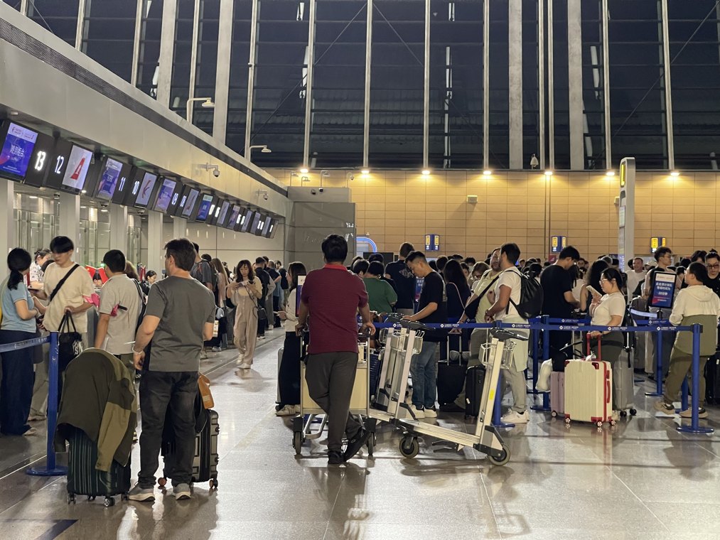 超长假期首日，多重客流造就“最火中秋”｜假日经济